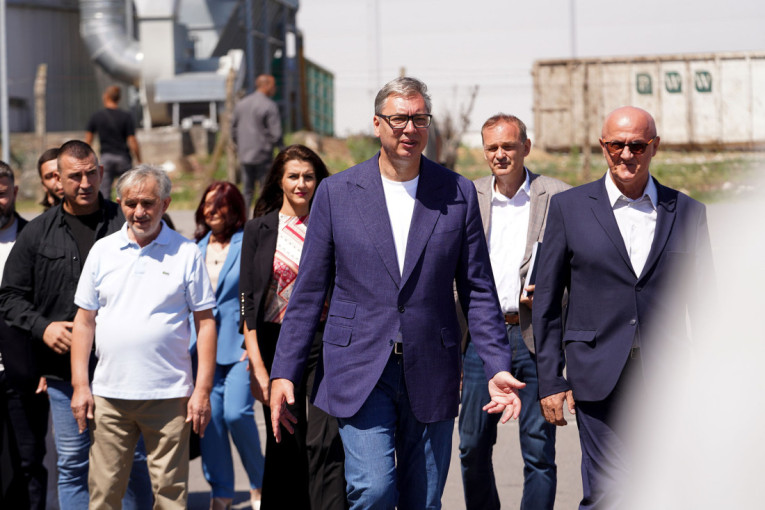 Vučić u selu kod Jagodine: Fabrika kablova nastaviće da radi, plate isplaćene! Biće i povećanja minimalca (FOTO/VIDEO)