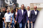 Vučić u selu kod Jagodine: Fabrika kablova nastaviće da radi, plate isplaćene! Biće i povećanja minimalca (FOTO/VIDEO)