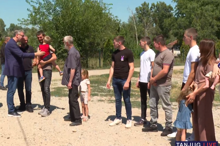 Vučić u selu Vitoševac kod Ražnja: Najavio ulaganja u vodovodnu mrežu i putnu infrastrukturu (FOTO/VIDEO)