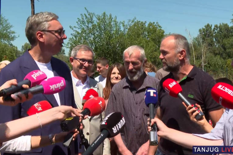 Vučić razgovarao sa narodom i rešavao probleme na jugoistoku Srbije: Sve ovo gura zemlju napred (FOTO)