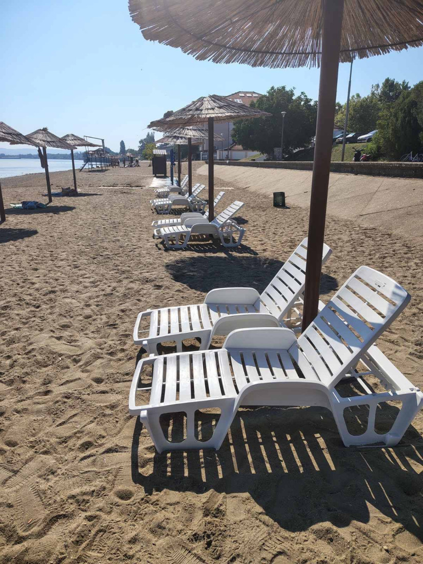 Ovo je srpsko more, građani i turisti tu pronalaze spas od vrućina: Gradska plaža u Kladovu ovog leta beleži rekordnu posećenost (FOTO)