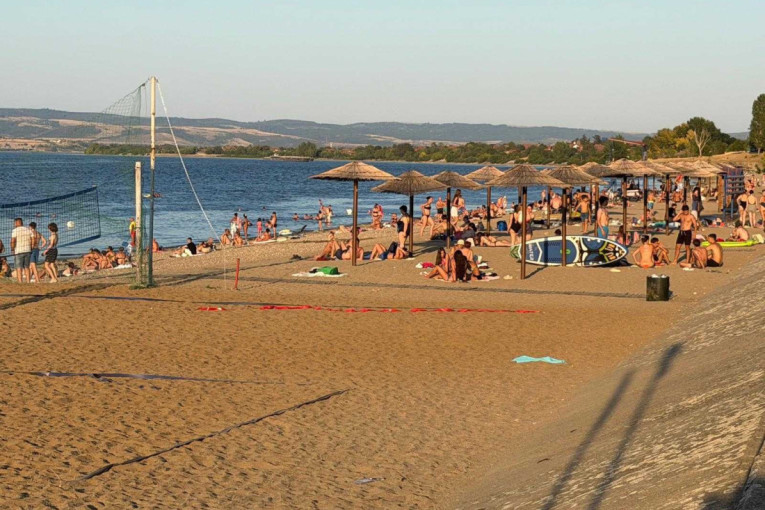 Ovo je srpsko more, građani i turisti tu pronalaze spas od vrućina: Gradska plaža u Kladovu ovog leta beleži rekordnu posećenost (FOTO)