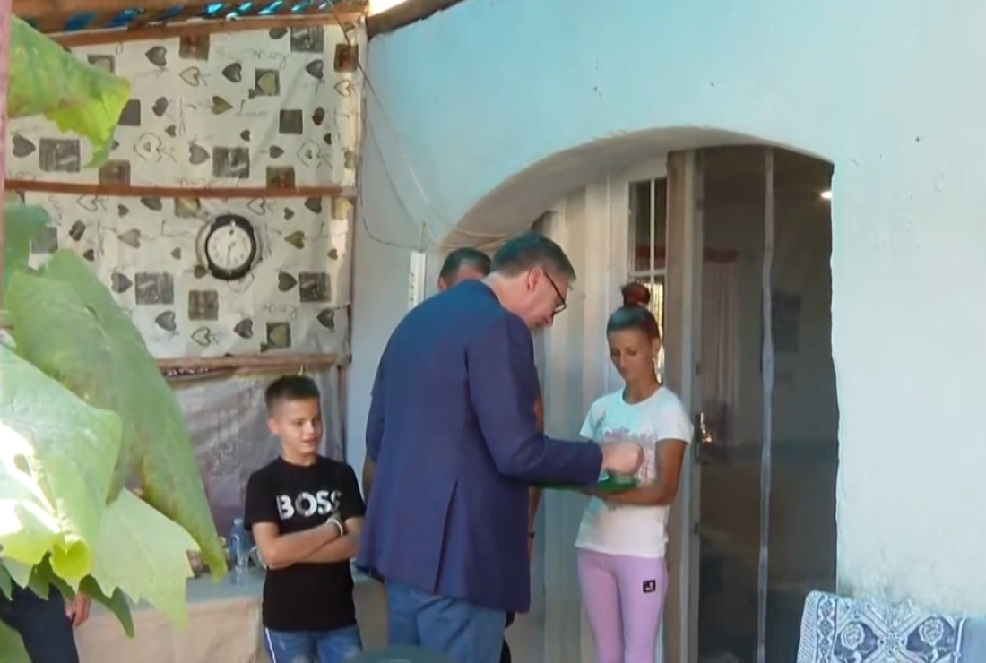 Vučić u selu Vitoševac kod Ražnja: Najavio ulaganja u vodovodnu mrežu i putnu infrastrukturu (FOTO/VIDEO)
