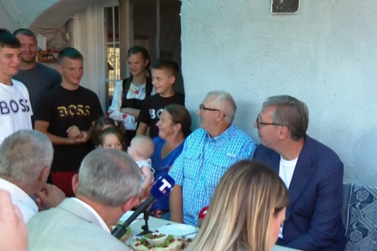 Vučić u selu Vitoševac kod Ražnja: Najavio ulaganja u vodovodnu mrežu i putnu infrastrukturu (FOTO/VIDEO)