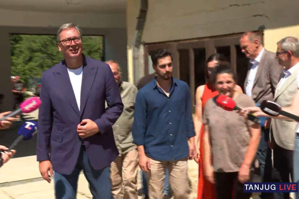 Vučić u selu Vitoševac kod Ražnja: Najavio ulaganja u vodovodnu mrežu i putnu infrastrukturu (FOTO/VIDEO)
