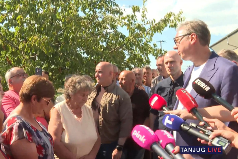 Vučić u selu Vitoševac kod Ražnja: Najavio ulaganja u vodovodnu mrežu i putnu infrastrukturu (FOTO/VIDEO)