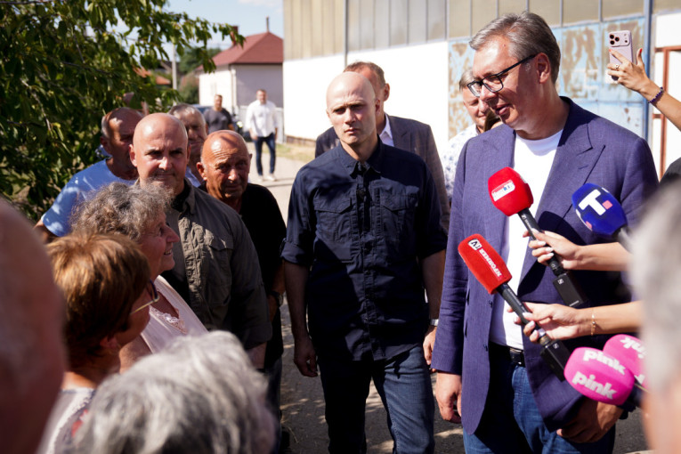 Vučić u selu Vitoševac kod Ražnja: Najavio ulaganja u vodovodnu mrežu i putnu infrastrukturu (FOTO/VIDEO)