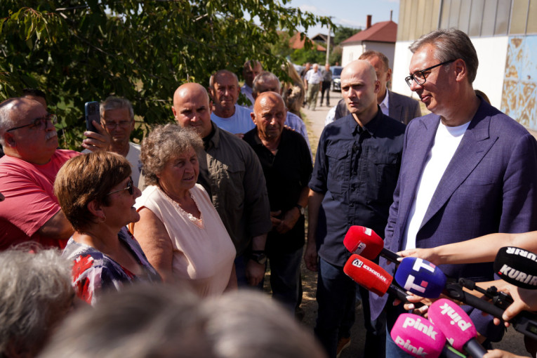 Vučić razgovarao sa narodom i rešavao probleme na jugoistoku Srbije: Sve ovo gura zemlju napred (FOTO)