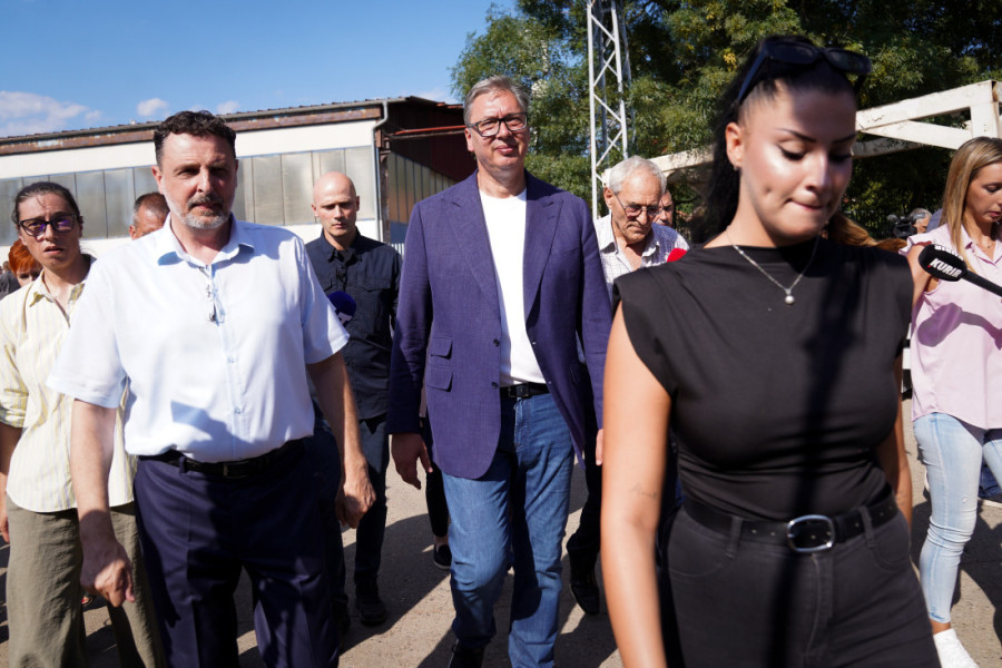 Vučić razgovarao sa narodom i rešavao probleme na jugoistoku Srbije: Sve ovo gura zemlju napred (FOTO)