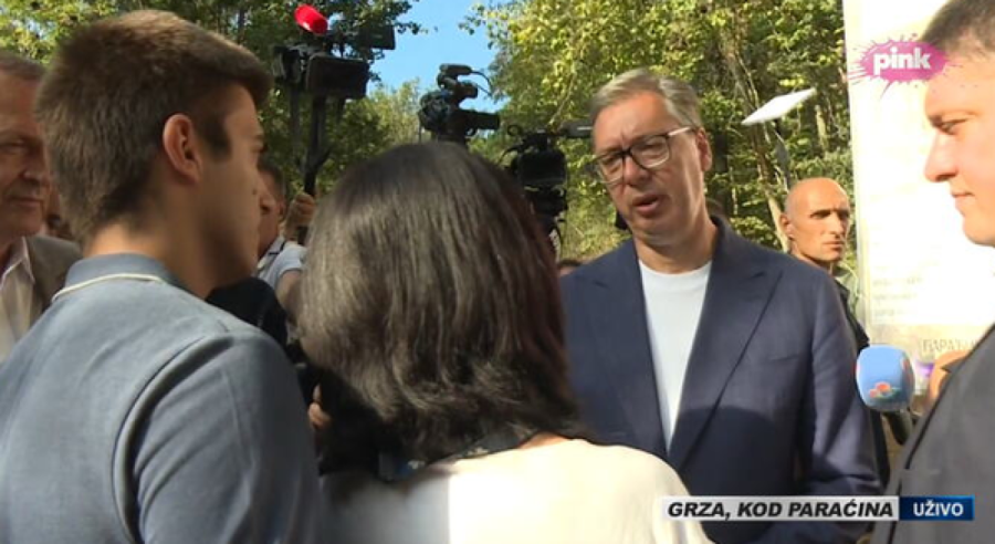 Vučić razgovarao sa narodom i rešavao probleme na jugoistoku Srbije: Sve ovo gura zemlju napred (FOTO)
