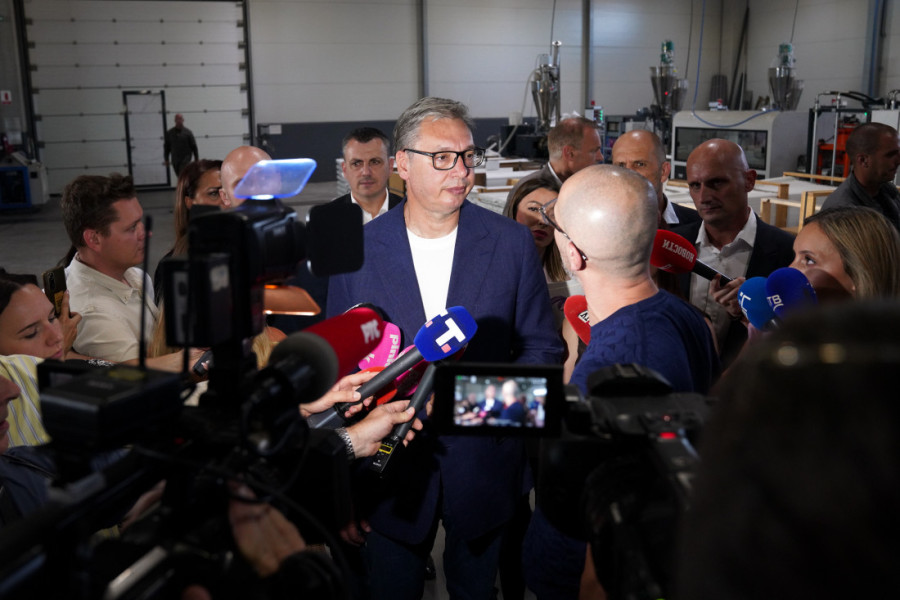 Vučić razgovarao sa narodom i rešavao probleme na jugoistoku Srbije: Sve ovo gura zemlju napred (FOTO)