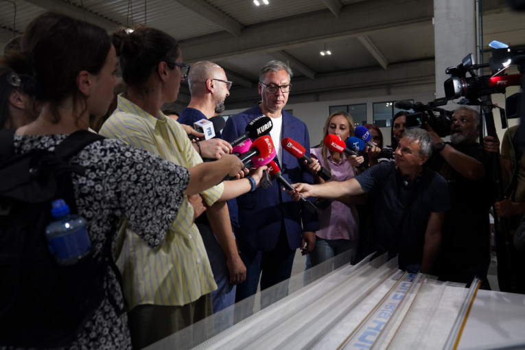 Vučić razgovarao sa narodom i rešavao probleme na jugoistoku Srbije: Sve ovo gura zemlju napred (FOTO)