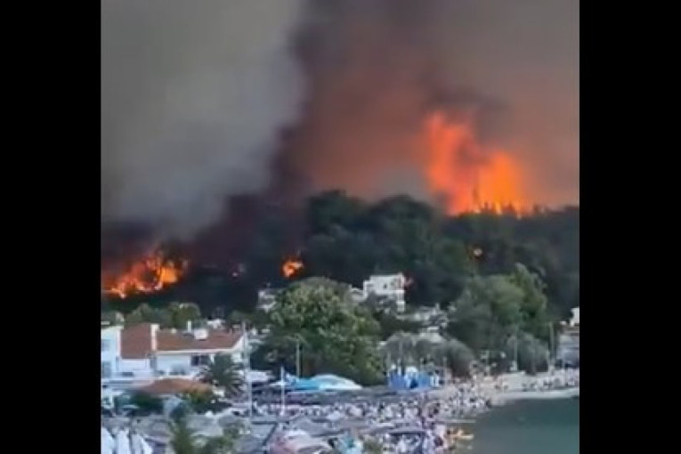 Vatra guta Halkidiki! Plamen sve bliži kućama, ljudi beže glavom bez obzira! (FOTO/VIDEO)