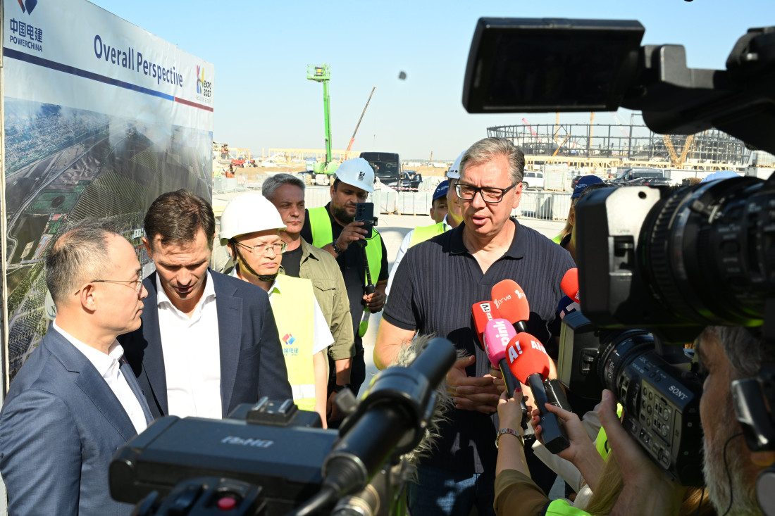 Vučić na gradilištu EXPO-a: Završena zgrada sa stanovima, ja sam za to da 1.500 evra bude kvadrat (VIDEO)