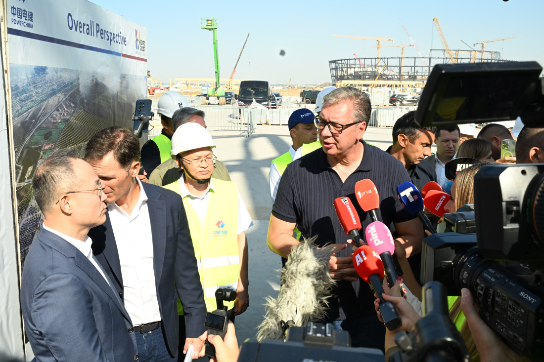 Vučić na gradilištu EXPO-a: Završena zgrada sa stanovima, ja sam za to da 1.500 evra bude kvadrat (VIDEO)