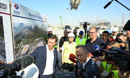 Vučić na gradilištu EXPO-a: Završena zgrada sa stanovima, ja sam za to da 1.500 evra bude kvadrat (VIDEO)