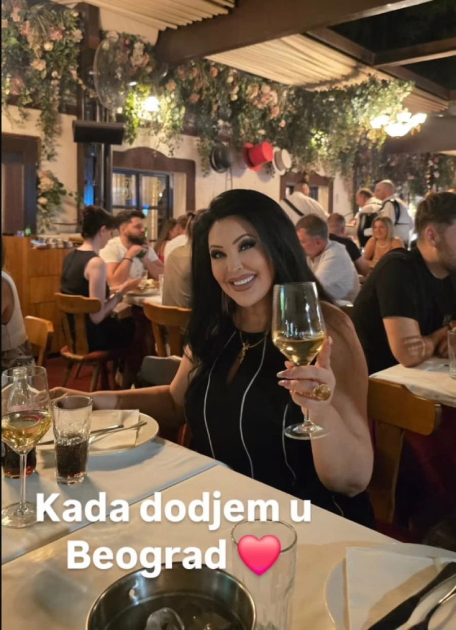 Dragana Mirković se ludo provodila u Skadarliji: Na uvo joj pevala poznata glumica (FOTO)