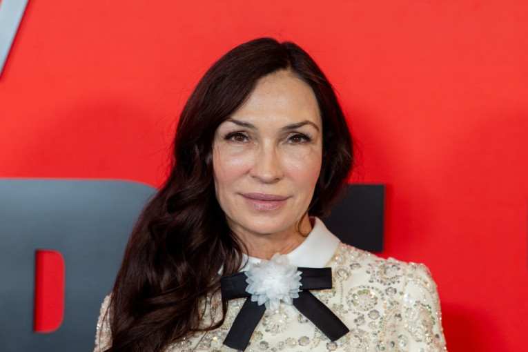 Ova haljina joj odlično stoji: Bivša Bondova devojka pokazala savršenu figuru i u sedmoj deceniji (FOTO)