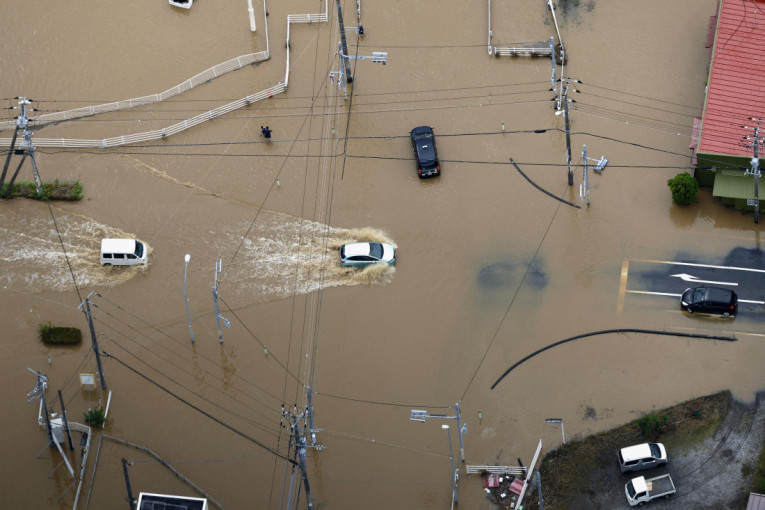 Poplave paralisale Japan: Poginulo 6 ljudi, hiljade ostale zarobljene na aerodromu (VIDEO/FOTO)