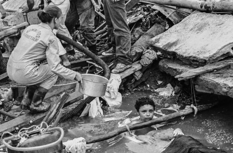 Fotografije devojčice crnih očiju potresle su svet: Nastale su pred njenu smrt, fotograf tek 20 godina kasnije otkrio zašto je nije spasao