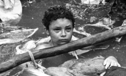Fotografije devojčice crnih očiju potresle su svet: Nastale su pred njenu smrt, fotograf tek 20 godina kasnije otkrio zašto je nije spasao