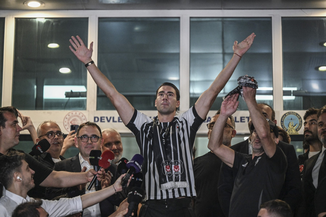 Vlahović spektakularno predstavljen u Istanbulu! Srbin poslao moćnu poruku hiljadama navijača na stadionu Tirpraš!