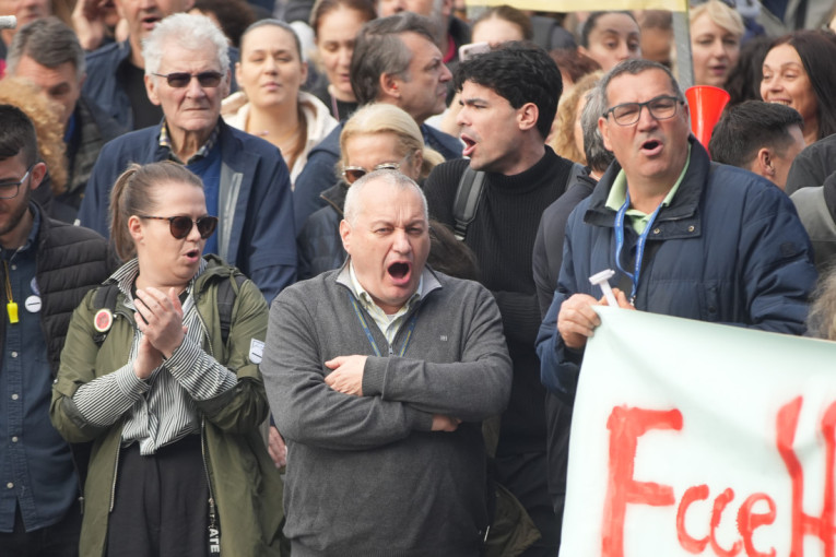 Udario svoj na svoga! Poruka o šišanju žena izazvala potres u Demokratskoj stranci -  ne zna se ko koga više pljuje (FOTO)