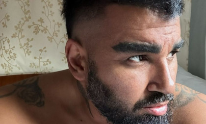 Azis ugradio 600 kubika, pa se skinuo na plaži! Komentari ne prestaju da se nižu (FOTO)