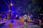 Drama u Beogradu! Buknula ogromna poljana, vatra krenula ka zgradama - komšije gasile kofama požar! (FOTO/VIDEO)