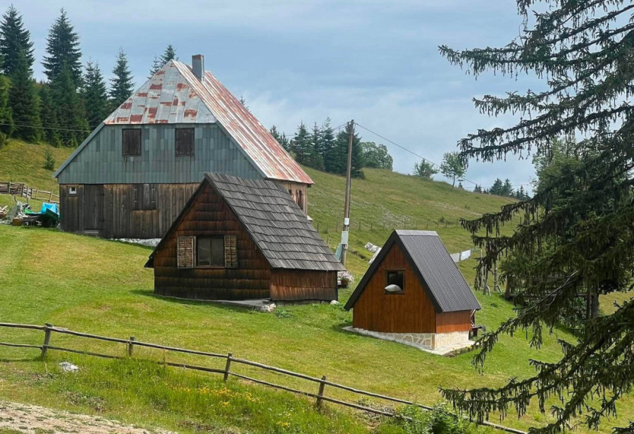Najviše selo na Balkanu krije se na Durmitoru: Ovde ljudi žive „među zvezdama“ i kada ih sneg odseče od sveta (FOTO)