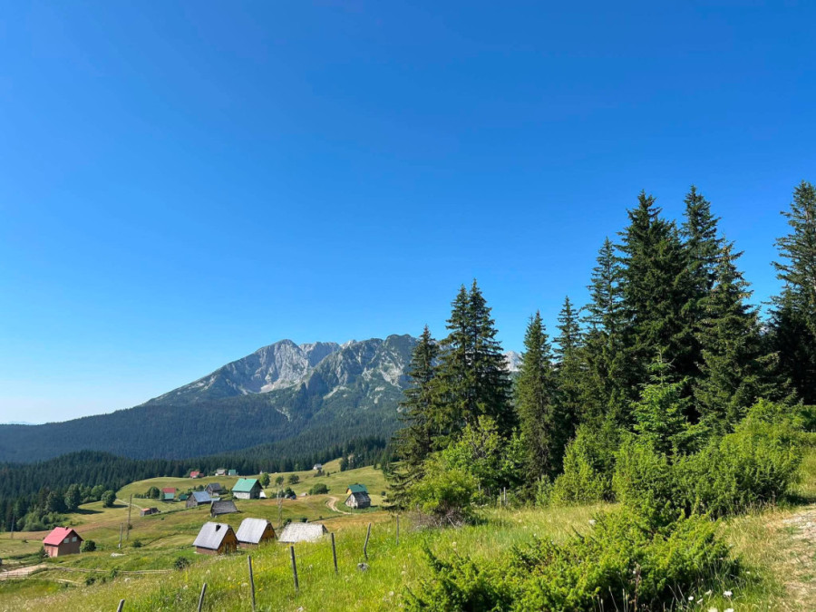 Najviše selo na Balkanu krije se na Durmitoru: Ovde ljudi žive „među zvezdama“ i kada ih sneg odseče od sveta (FOTO)