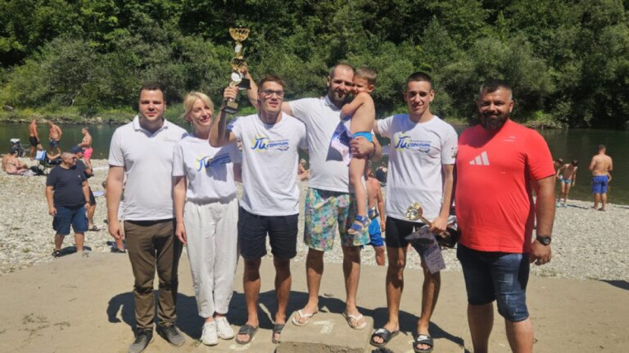 Spektakularni skokovi u reku Lim sa 16 metara visine: Užičanin Petar kralj je skakaonice smeštene na steni (FOTO)