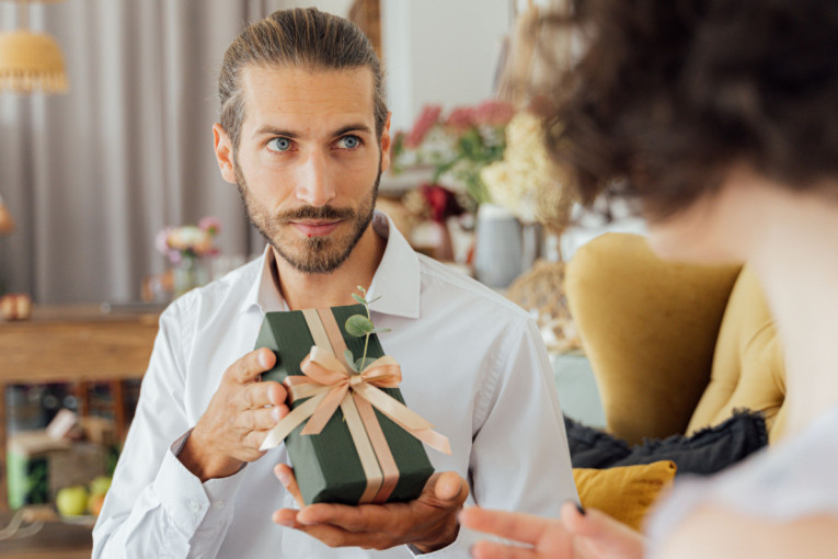 Ljubav ili manipulacija? Prepoznajte "love bombing" na vreme i postavite granice