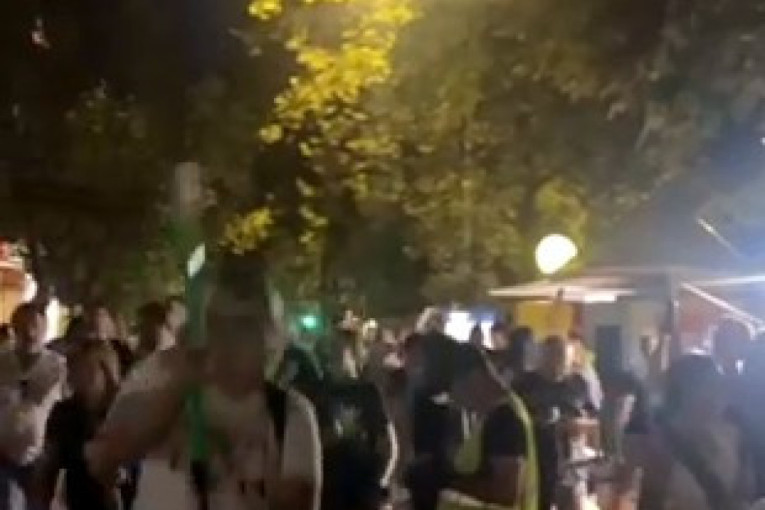 Skandal na protestu u Bačkoj Palanci! Blokaderi izveli devojčicu (13) na binu, dete stavili u centar političkog obračuna (VIDEO)