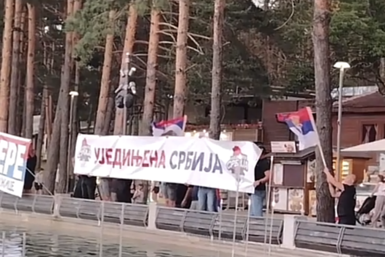 Srbija je pobedila! Centar Zlatibora u bojama trobojke, poslata snažna poruka jedinstva i boljeg sutra (VIDEO)