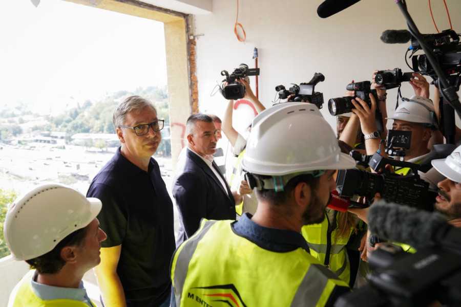 Vučić obišao radove na GAK Višegradska: Porodilište gotovo do marta 2028!