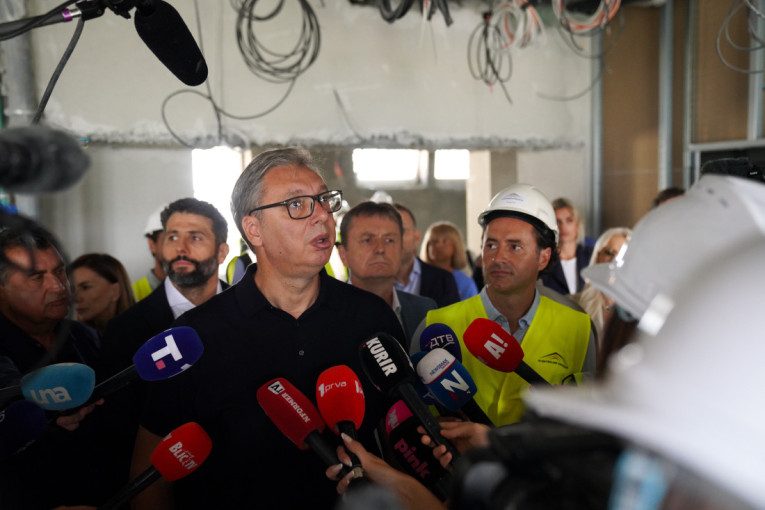 Predsednik Vučić stigao u Tiršovu 2: Inovativni lekovi za kancer stižu u oktobru (FOTO/VIDEO)