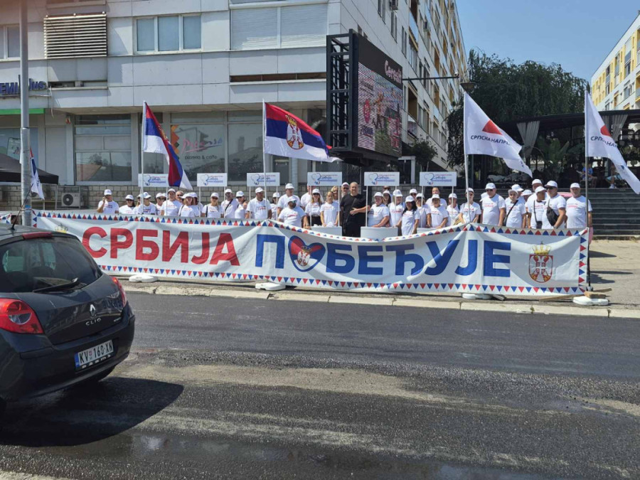 Deca na političkoj straži: Maloletnici noću dežuraju na plavom mostu! Zašto?!