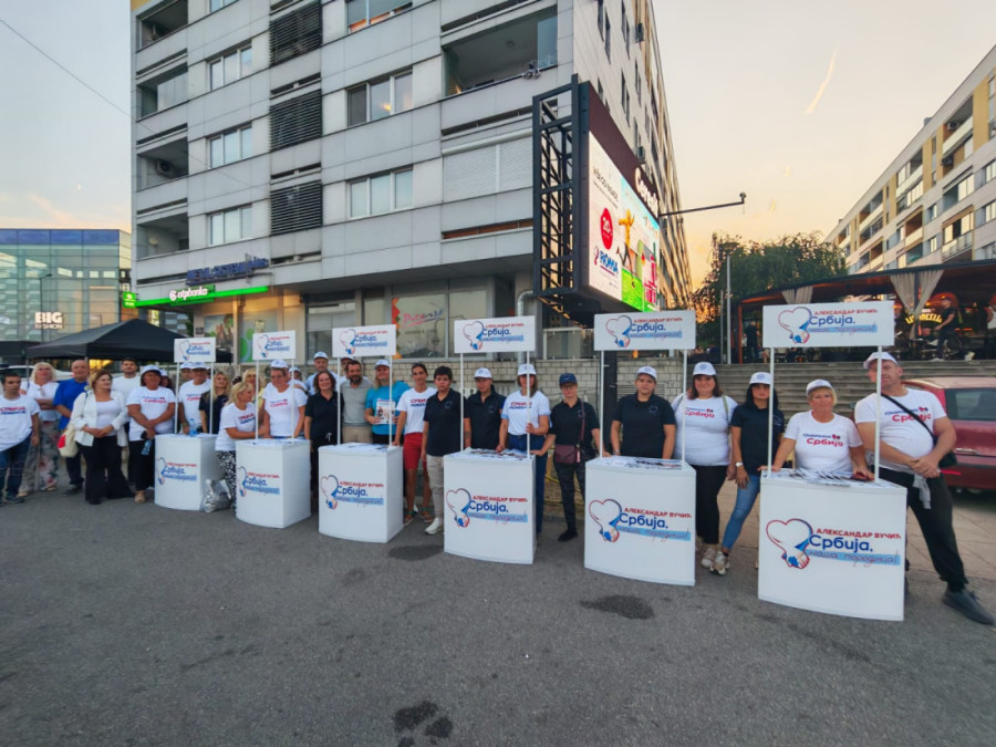 Deca na političkoj straži: Maloletnici noću dežuraju na plavom mostu! Zašto?!