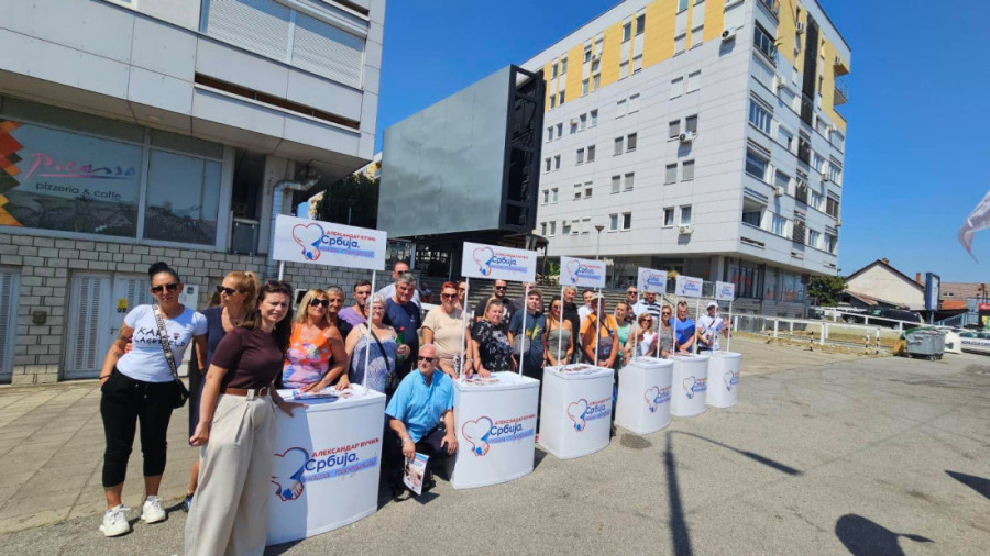 Deca na političkoj straži: Maloletnici noću dežuraju na plavom mostu! Zašto?!
