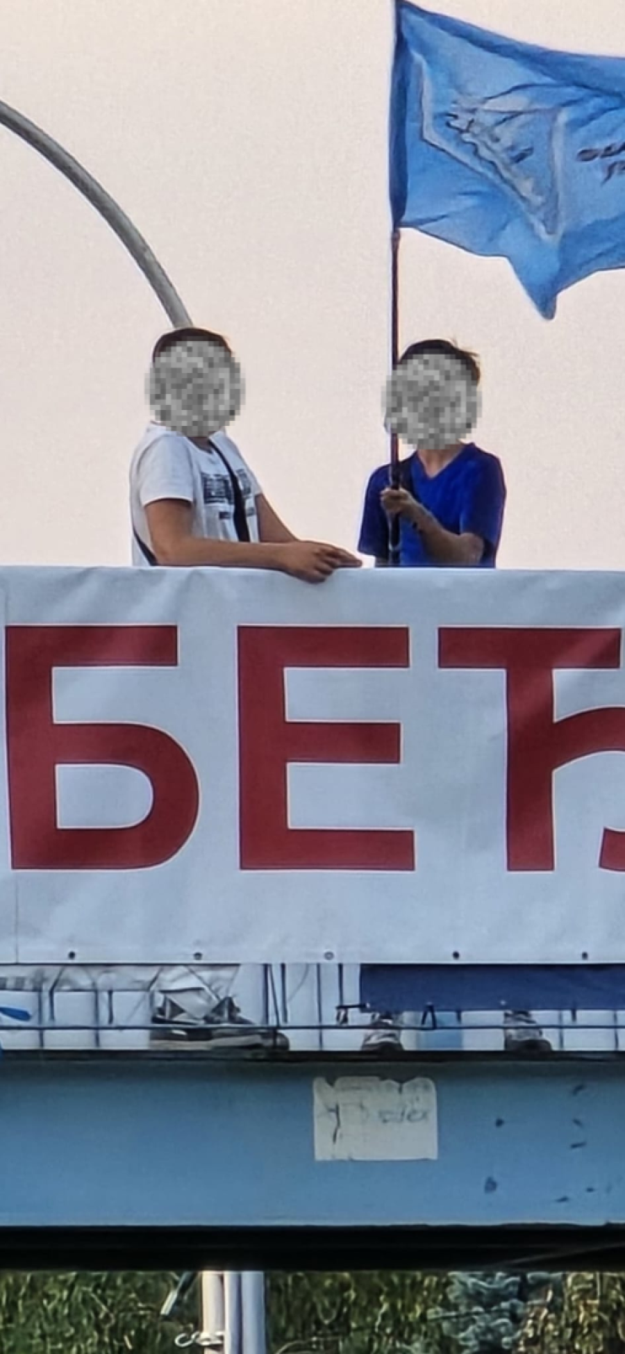 Deca na političkoj straži: Maloletnici noću dežuraju na plavom mostu! Zašto?!