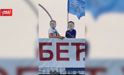Deca na političkoj straži: Maloletnici noću dežuraju na plavom mostu! Zašto?!