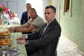 Milićević posetio porodicu koja se iz Pariza vratila u Lapovo: Naš zadatak je da te ljude ne ostavimo same kada se vrate