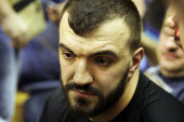 Peković viđen s novom ženom na aerodromu - evo i gde su pošli! Obezbeđenje ih u stopu prati