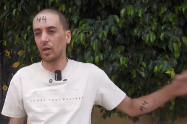 Izraelska vojska pisala brojeve po čelima i rukama Palestinaca: To su Jevrejima radili u Aušvicu, ovo je nepodnošljivo (VIDEO)