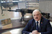 Belorusija napravila svoju prvu automatsku pušku: Lukašneko je dobio na poklon, u posveti piše ono što on često ponavlja (FOTO)