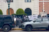 "Gandalfi" opkolili kuću milijardera: Vikali mu "Nećeš proći" (VIDEO)