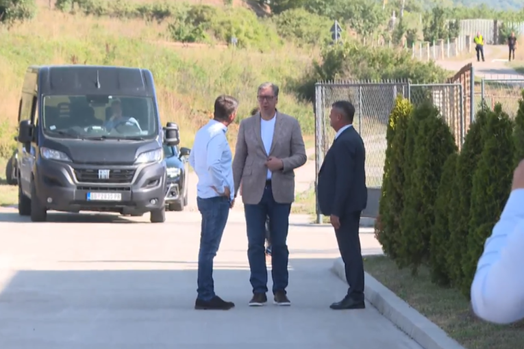 Predsednik u poseti Topličkom okrugu: Vučić obilazi pogon kompanije "Jumko" u Kuršumliji! (VIDEO)