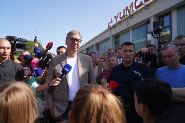 Predsednik u poseti Topličkom okrugu: Vučić obilazi pogon kompanije "Jumko" u Kuršumliji! (VIDEO)