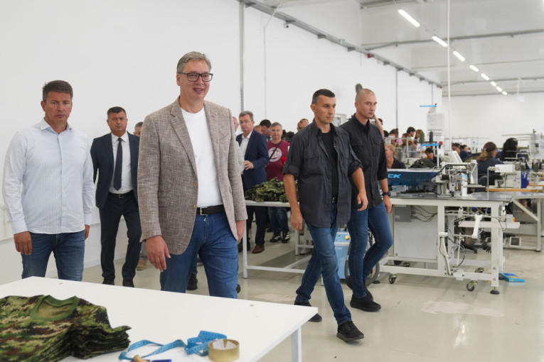 Predsednik u poseti Topličkom okrugu: Vučić obišao pogon kompanije "Jumko" u Kuršumliji (FOTO/VIDEO)